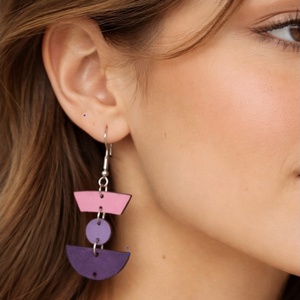 Aszimmetrikus nikkelmentes lila-rózsaszín lógós fa fülbevaló, Ékszer, Fülbevaló, Lógó fülbevaló, Ékszerkészítés, Festett tárgyak, MESKA