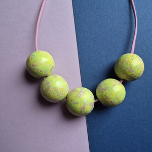 Pasztell sárga, zöld, gyöngyház rózsaszín fa nyaklánc, Ékszer, Nyaklánc, Bogyós nyaklánc, Festett tárgyak, Ékszerkészítés, MESKA
