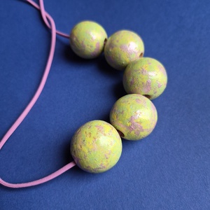 Pasztell sárga, zöld, gyöngyház rózsaszín fa nyaklánc - ékszer - nyaklánc - bogyós nyaklánc - Meska.hu