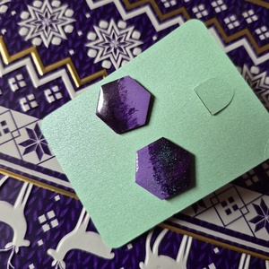 Lila hatszög fa bedugós fülbevaló  - ékszer - fülbevaló - pötty fülbevaló - Meska.hu