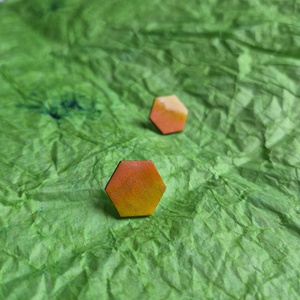 Hatszögű narancssárga-sárga fa bedugós fülbevaló  - ékszer - fülbevaló - pötty fülbevaló - Meska.hu