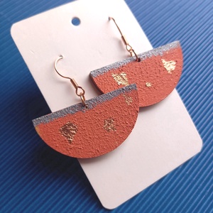  Félkör alakú lazac-narancssárga fa lógós fülbevaló, Ékszer, Fülbevaló, Lógó fülbevaló, Ékszerkészítés, Festett tárgyak, MESKA