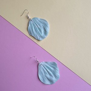 Zöldes fehér sütőgyurma virágszirom lógós fülbevaló , Ékszer, Fülbevaló, Lógó fülbevaló, Ékszerkészítés, Festett tárgyak, MESKA