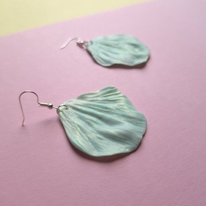 Zöldes fehér sütőgyurma virágszirom lógós fülbevaló  - ékszer - fülbevaló - lógó fülbevaló - Meska.hu