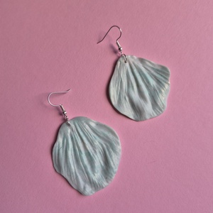 Zöldes fehér sütőgyurma virágszirom lógós fülbevaló  - ékszer - fülbevaló - lógó fülbevaló - Meska.hu