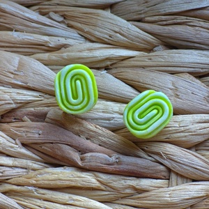 Zöld-fehér geometrikus gyurma fülbevaló - ékszer - fülbevaló - pötty fülbevaló - Meska.hu