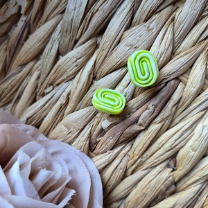 Zöld-fehér geometrikus gyurma fülbevaló - ékszer - fülbevaló - pötty fülbevaló - Meska.hu