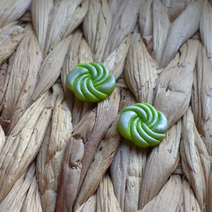 Zöld-ezüst bedugós gyurma fülbevaló - ékszer - fülbevaló - pötty fülbevaló - Meska.hu