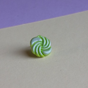 Zöld-ezüst bedugós gyurma fülbevaló, Ékszer, Fülbevaló, Pötty fülbevaló, Festett tárgyak, Ékszerkészítés, MESKA