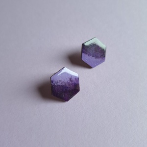 Lila hatszög fa bedugós fülbevaló  - ékszer - fülbevaló - pötty fülbevaló - Meska.hu