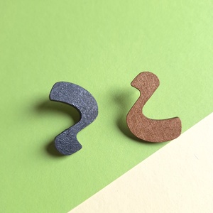 Fekete és arany aszimmetrikus fa fülbevaló, Ékszer, Fülbevaló, Lógó fülbevaló, Ékszerkészítés, Festett tárgyak, MESKA