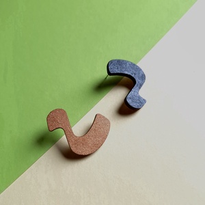 Fekete és arany aszimmetrikus fa fülbevaló - ékszer - fülbevaló - lógó fülbevaló - Meska.hu