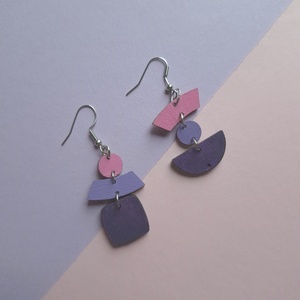 Aszimmetrikus nikkelmentes lila-rózsaszín lógós fa fülbevaló - ékszer - fülbevaló - lógó fülbevaló - Meska.hu