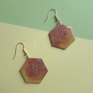 Barnás narancs színű hatszög alakú fa fülbevaló - ékszer - fülbevaló - lógó fülbevaló - Meska.hu