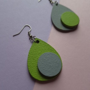 Zöld és szürke absztrakt csepp alakú fa fülbevaló-KIFUTÓ TERMÉK - ékszer - fülbevaló - lógó fülbevaló - Meska.hu