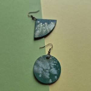 Zöld lógós aszimmetrikus fa fülbevaló, Ékszer, Fülbevaló, Lógó fülbevaló, Ékszerkészítés, Famegmunkálás, MESKA