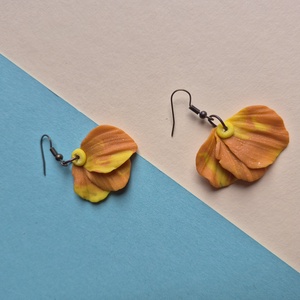 Szirom alakú sárga-narancsos barna lógós fülbevaló - ékszer - fülbevaló - lógó fülbevaló - Meska.hu