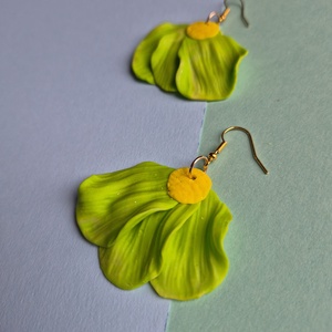 Zöld-sárga sütőgyurma virágos lógós fülbevaló  - ékszer - fülbevaló - lógó fülbevaló - Meska.hu