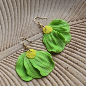 Zöld-sárga sütőgyurma virágos lógós fülbevaló  - ékszer - fülbevaló - lógó fülbevaló - Meska.hu