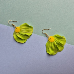 Zöld-sárga sütőgyurma virágos lógós fülbevaló  - Meska.hu
