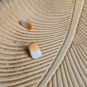 Barna-fehér átmenetes gyurma bedugós fülbevaló  - ékszer - fülbevaló - pötty fülbevaló - Meska.hu