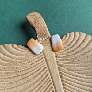 Barna-fehér átmenetes gyurma bedugós fülbevaló  - ékszer - fülbevaló - pötty fülbevaló - Meska.hu