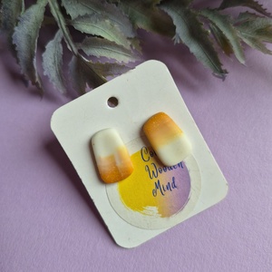 Barna-fehér átmenetes gyurma bedugós fülbevaló  - ékszer - fülbevaló - pötty fülbevaló - Meska.hu