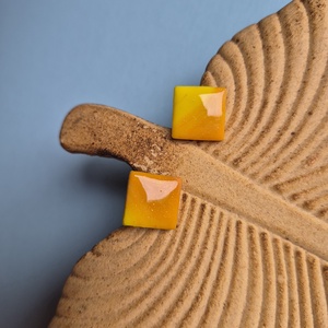 Sárga-narancsos barnás gyurma bedugós fülbevaló  - Meska.hu