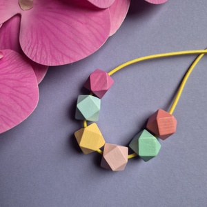 Gyöngyház fényű hatszögű színes bogyós nyaklánc - ékszer - nyaklánc - bogyós nyaklánc - Meska.hu