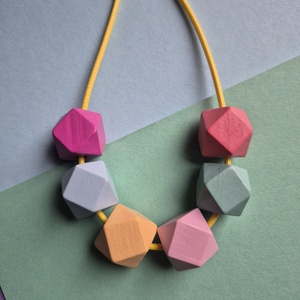 Gyöngyház fényű hatszögű színes bogyós nyaklánc, Ékszer, Nyaklánc, Bogyós nyaklánc, Festett tárgyak, Ékszerkészítés, MESKA