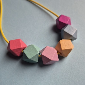 Gyöngyház fényű hatszögű színes bogyós nyaklánc - ékszer - nyaklánc - bogyós nyaklánc - Meska.hu