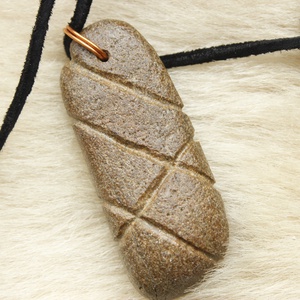 Geometriai mintás kőmedál, Ékszer, Nyaklánc, Medálos nyaklánc, Ékszerkészítés, Gravírozás, pirográfia, MESKA