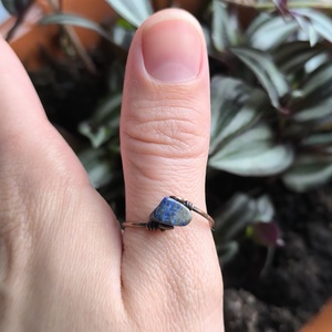 Vékony vörösréz gyűrű lapis lazuli ásvánnyal - ékszer - gyűrű - vékony gyűrű - Meska.hu