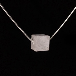 Mini beton kocka medál ezüst színű láncon, beton,  nyaklánc,  medál, minimal design modern nyaklánc - Meska.hu