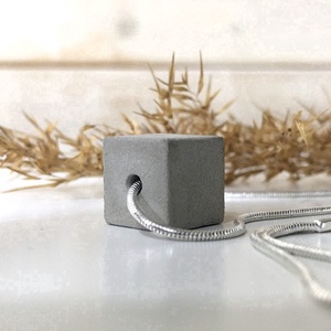 Mini beton kocka medál ezüst színű láncon, beton,  nyaklánc,  medál, minimal design modern nyaklánc - ékszer - nyaklánc - medálos nyaklánc - Meska.hu