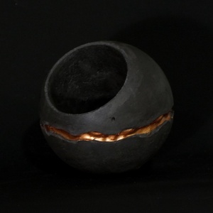 Darkness - Bronz Gömbölyű Dekor Beton Kaspó, kaktusz, szukkulens növény számára, minimal, indusztriál, beton, cement - otthon & életmód - dekoráció - virágdísz és tartó - cserép & kaspó - Meska.hu
