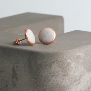 Kisméretű bedugós beton fülbevaló rose gold színű foglalatban, minimal design, modern, egyedi, ékszer  - Meska.hu