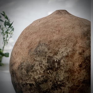 Nozomi rusztikus wabi sabi rostbeton váza  Beton, japandi, texturált - otthon & életmód - dekoráció - virágdísz és tartó - váza - Meska.hu