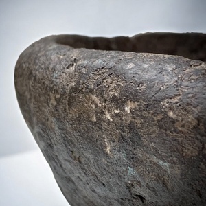 Yoru no Hane  Papírrost beton tál három lábon,  Rusztikus, wabi sabi, beton, tál, dekor,  - otthon & életmód - dekoráció - asztal és polc dekoráció - dekorációs tál, tartó - Meska.hu