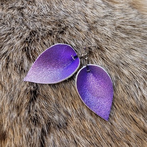 Választó 2 - Csepp bőr fülbevaló nemesacél szerelékkel - ékszer - fülbevaló - lógó csepp fülbevaló - Meska.hu