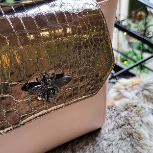MIDI city rosegold with bee - marhabőr válltáska, Táska & Tok, Kézitáska & válltáska, Válltáska, Bőrművesség, Varrás, MESKA