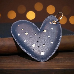 Dark blue love - kulcstartó, Táska & Tok, Kulcstartó & Táskadísz, Kulcstartó, Varrás, Romantikus hölgyeknek remek ajándék lehet bármilyen alkalomra. 
anyaga: valódi bőr
mérete: kb 8x8 c..., MESKA