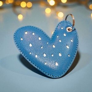 Mint love - kulcstartó, Táska & Tok, Kulcstartó & Táskadísz, Kulcstartó, Varrás, Romantikus hölgyeknek remek ajándék lehet bármilyen alkalomra. 
anyaga: valódi bőr
mérete: kb 8x8 c..., MESKA