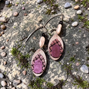 Paradisa collection 1 - bőr, gyöngy és nemesacél fülbevaló  - ékszer - fülbevaló - lógó fülbevaló - Meska.hu