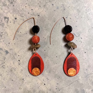 Paradisa collection 5 - bőr, gyöngy és nemesacél fülbevaló  - ékszer - fülbevaló - lógó fülbevaló - Meska.hu