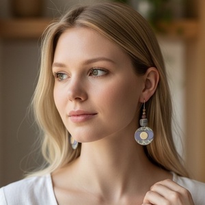 Paradisa collection 9 - bőr, gyöngy és nemesacél fülbevaló , Ékszer, Fülbevaló, Lógó fülbevaló, Bőrművesség, Gyöngyfűzés, gyöngyhímzés, MESKA