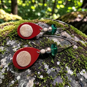 Paradisa collection 11 - bőr, gyöngy és nemesacél fülbevaló , Ékszer, Fülbevaló, Lógó fülbevaló, Bőrművesség, Gyöngyfűzés, gyöngyhímzés, MESKA