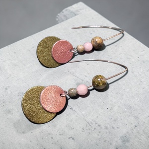 Paradisa collection 15 - bőr, gyöngy és nemesacél fülbevaló , Ékszer, Fülbevaló, Lógó fülbevaló, Bőrművesség, Gyöngyfűzés, gyöngyhímzés, MESKA