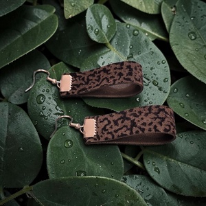 Drop theory - brown - fülbevaló nemesacél szerelékkel, Ékszer, Fülbevaló, Lógó fülbevaló, Bőrművesség, Ékszerkészítés, MESKA