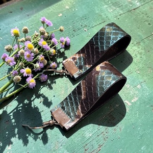 Drop theory - metal snake - fülbevaló nemesacél szerelékkel, Ékszer, Fülbevaló, Lógó fülbevaló, Bőrművesség, Ékszerkészítés, MESKA